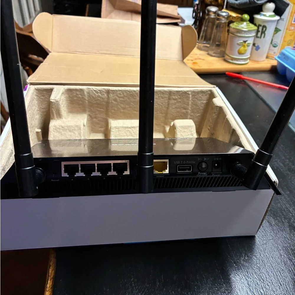 NETGEAR Black Wireless Router with Antennas - Picture 7 of 12